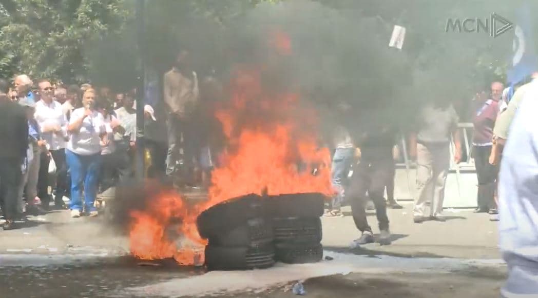 "Me vulën, të rrëzojmë Veliajn", molotov e zjarr në protestën e 12-të të opozitës (VIDEO)