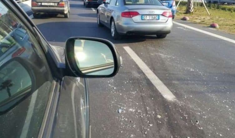 Humb kontrollin e makinës, polici në Tiranë përplas dy mjete plagos 3 persona