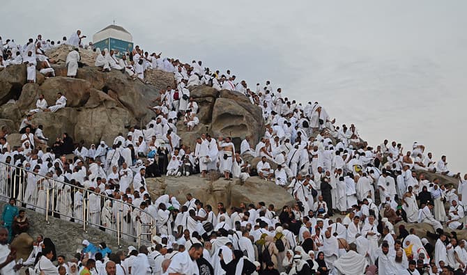 Pelegrinët myslimanë vazhdojnë udhëtimin shpirtëror në malin Arafat