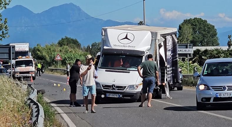 Foto/ Aksidentiohen 4 automjete në aksin rrugor Shkodër-Bushat, kaos në trafik