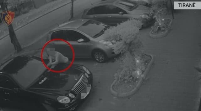 Dëmtoi fshirëset e xhamave të 30 automjeteve, procedohet 62-vjeçari në Tiranë
