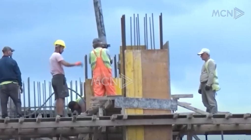 Punëtorë të huaj apo shqiptarë? Ndërtimi në krizë, indianët në sektorin e shërbimeve (VIDEO)