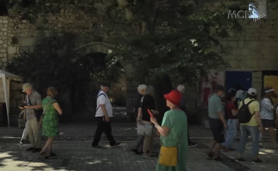 Transport me probleme për turistët! Agjencitë: Nuk e përballojmë dot fluksin! (VIDEO)