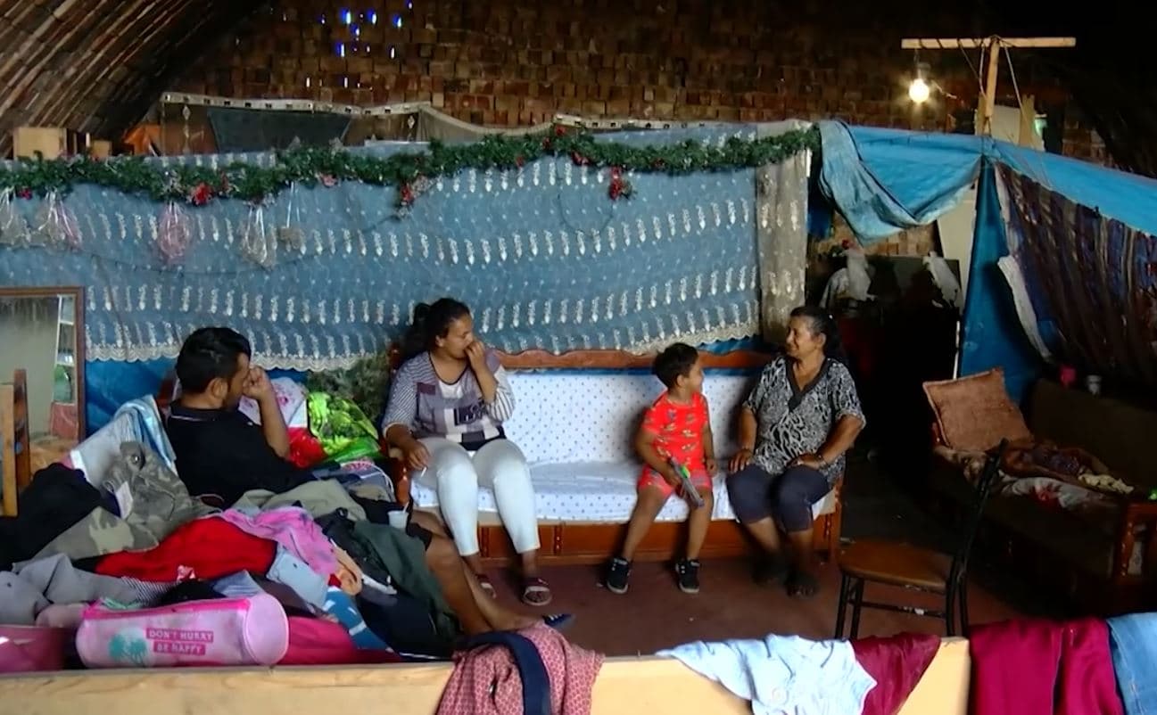 Shtëpi në bunkerët e avionëve/ Familjet në Vlorë kërkojnë ndihmën e shtetit (VIDEO)