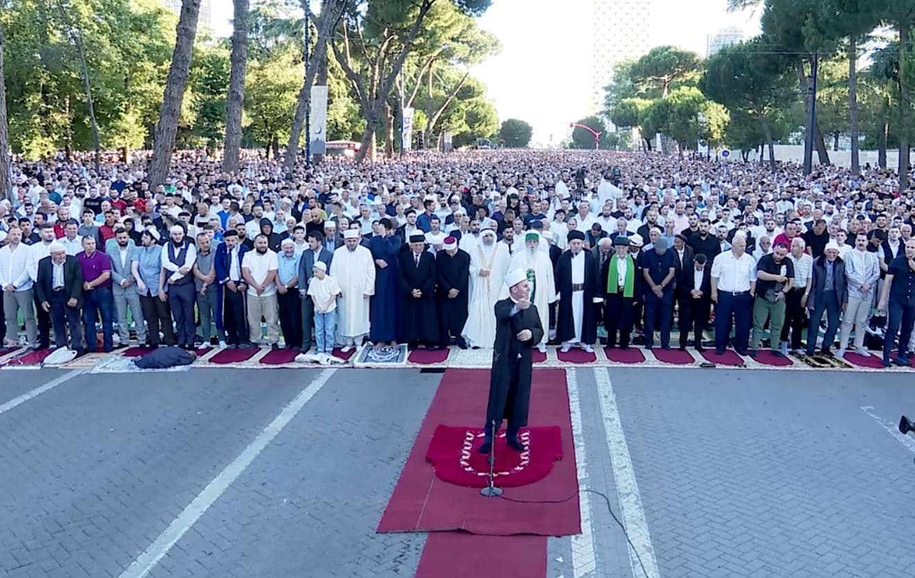 “Në mbrojtje të familjes”/ Besimtarët myslimanë festojnë Kurban Bajramin (VIDEO)