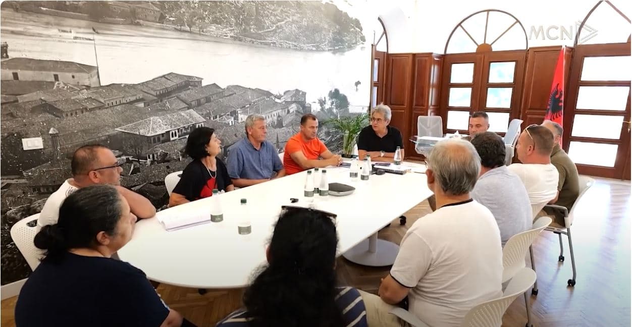Zjarri shkrumboi tregun dhe shtëpitë. Banorët takojnë kryebashkiakun, Beci: Do e rivëmë në punë