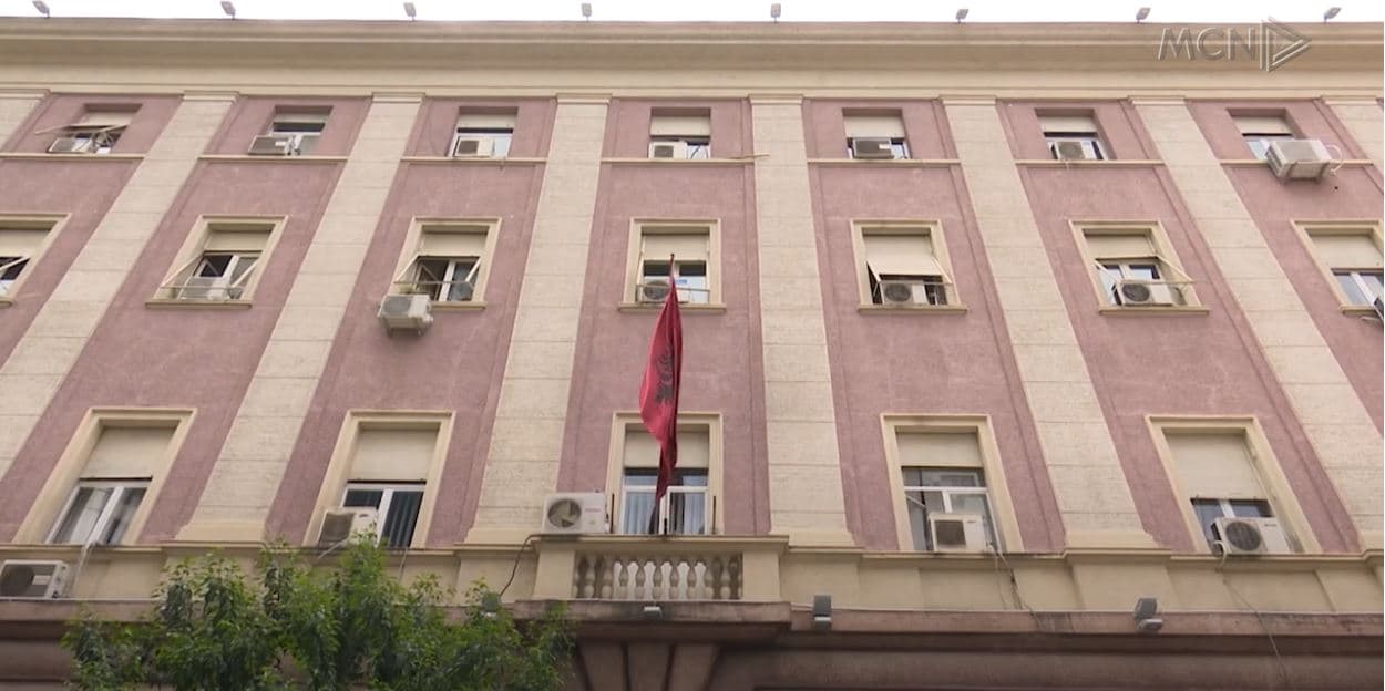 Kushtetuesja shqyrton paditë e profesioneve të lira. Tabaku: U mbyllën 11 mijë nipte