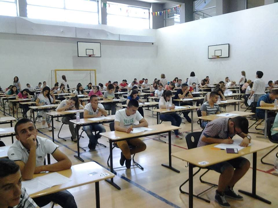 Sot provimi i tretë i Maturës Shtetërore, rreth 28 mijë maturantë testojnë dijet në lëndën e matematikës