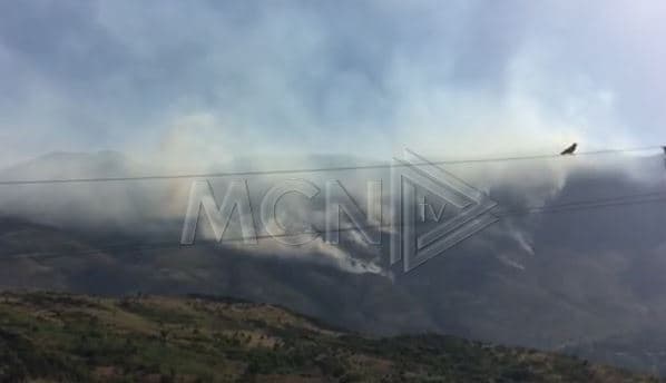 Zjarr në kodrat e fshatit Mashkullore në Gjirokastër, përhapja e flakëve rrezikon banesat dhe serrat 