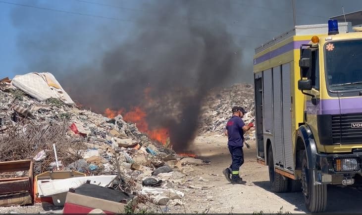 Përfshihet nga flakët vendgrumbullimi i mbetjeve në Vlorë