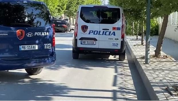 Policia aksion në Vlorë/ Ndalojnë mjetin luksoz, shoqërojnë dy persona