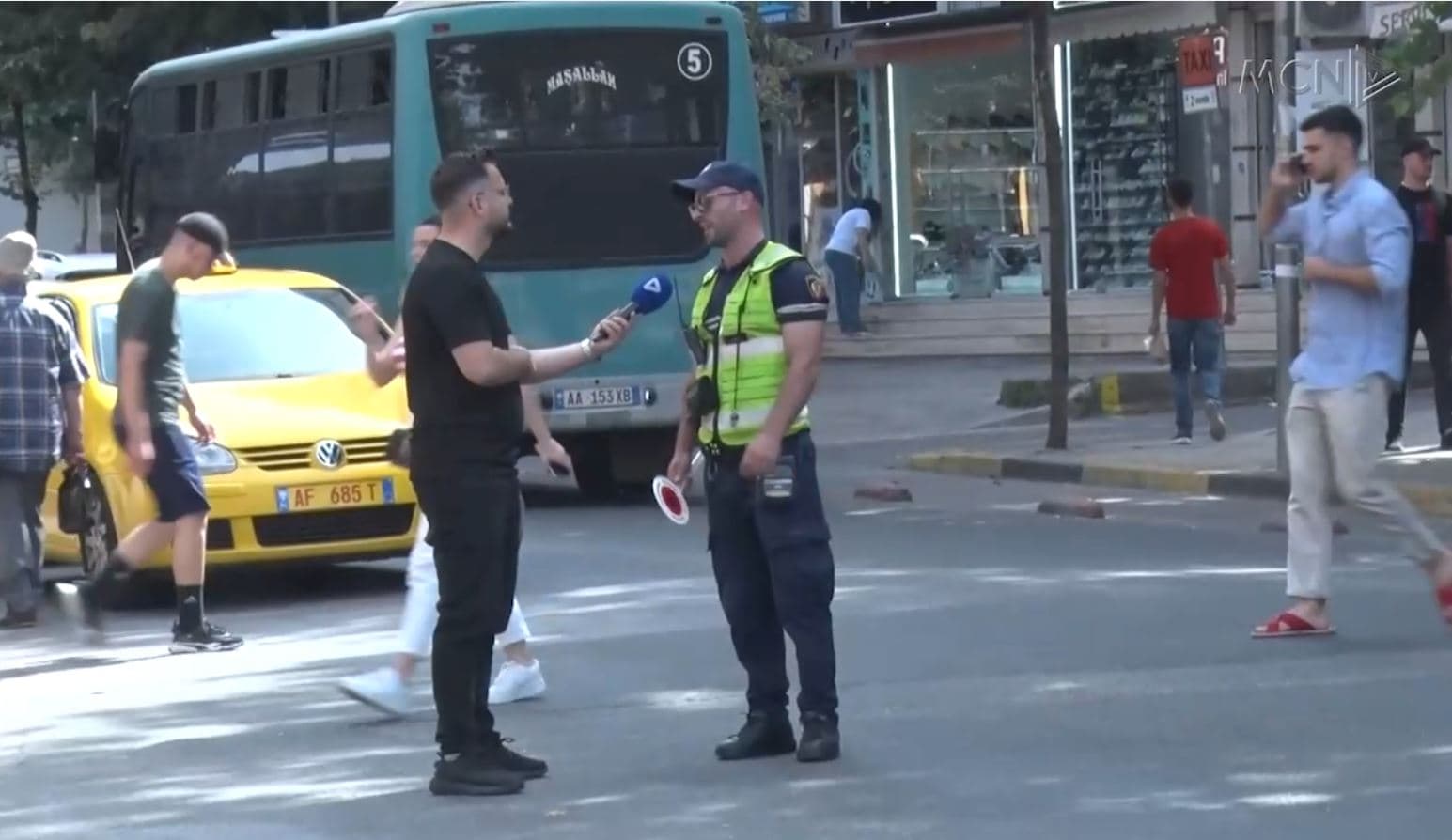 “Sakrificë” në mes të vapës/ Efektivët në terren pa pushime dhe me orë shtesë (VIDEO)