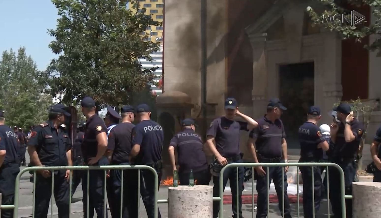“Prokurorët e SPAK, nëpunës të Veliajt”/ Protesta e 13, Këlliçi: Sharra s’ka më vend për plehra (VIDEO)