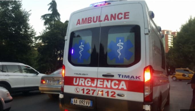 Makina përplas këmbësorin në Vlorë, dërgohet drejt spitalit të Traumës