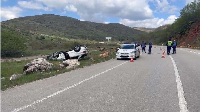 Korçë/ Humb kontrollin e mjetit dhe del nga rruga, plagoset shoferi dhe pasagjeri