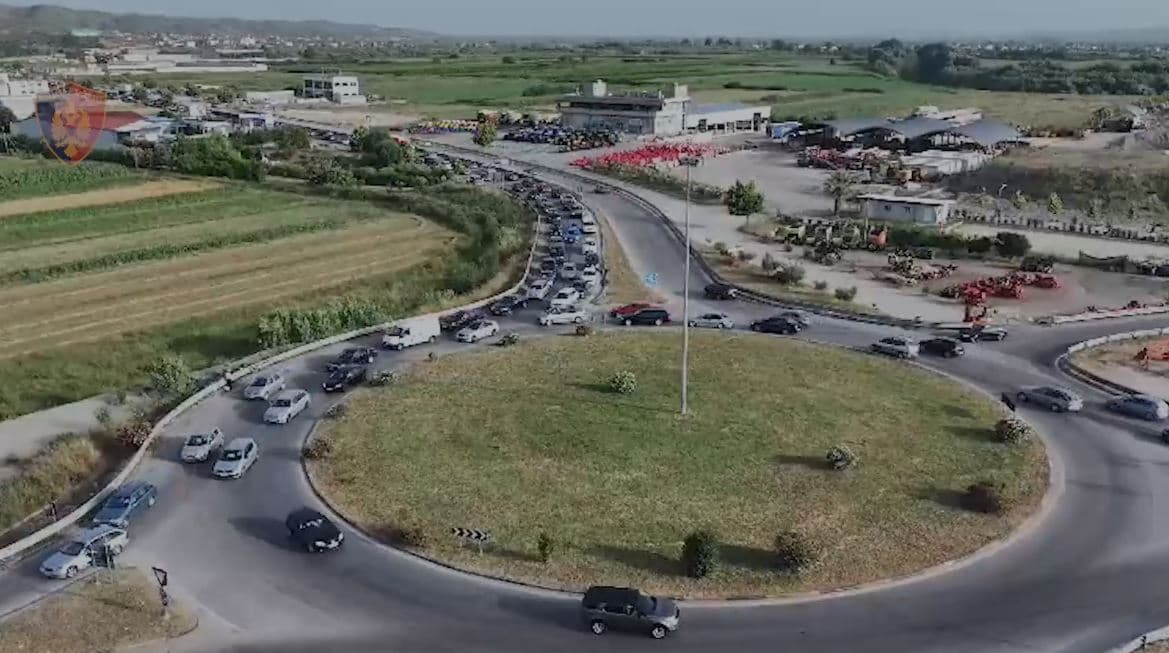 Kthimi nga bregdeti, fluks automjetesh drejt Tiranës dhe Morinës/ Akset me vështirësi në lëvizje