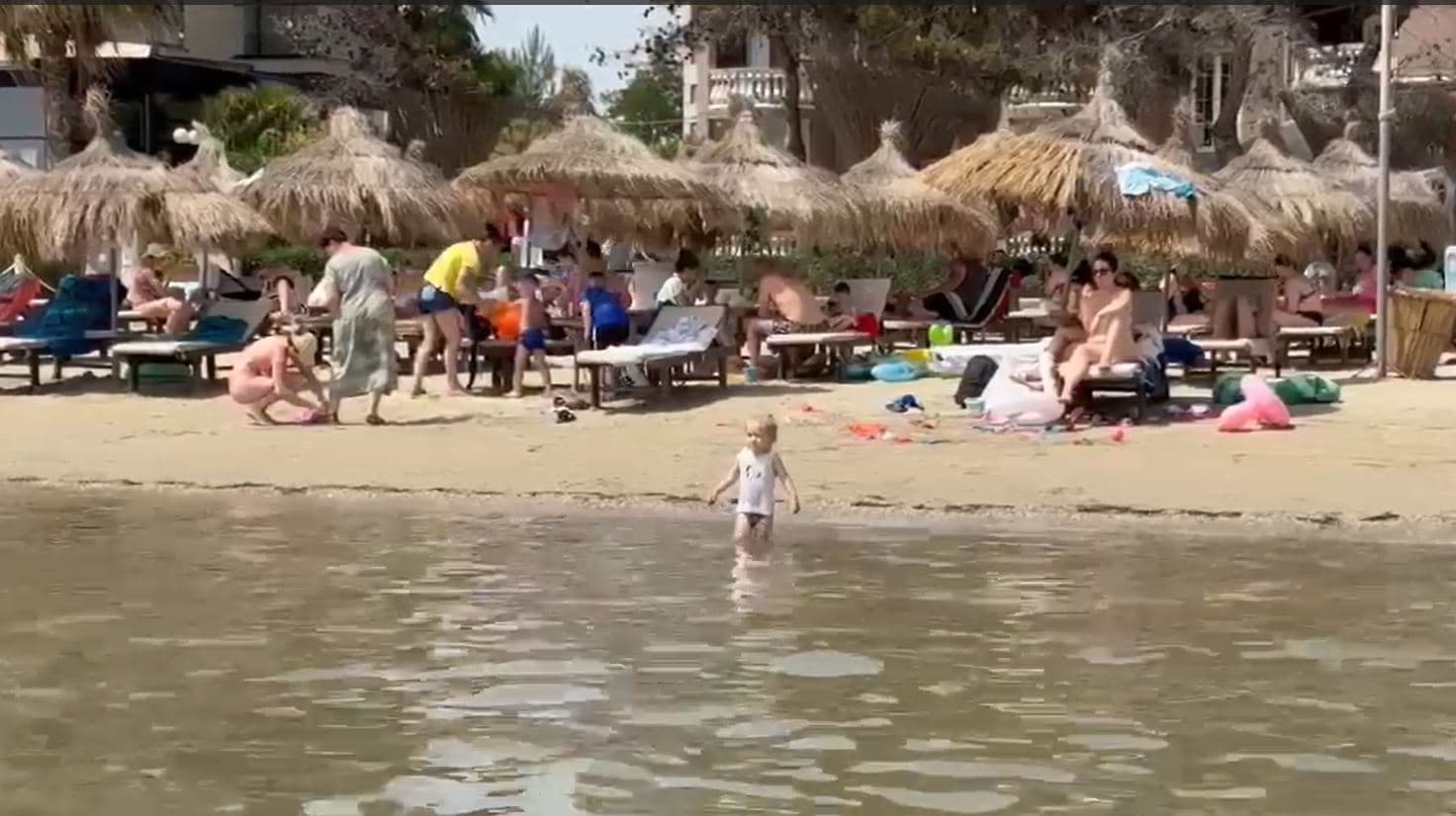 Vapa “përvëluese” mbipopullon plazhet e Durrësit