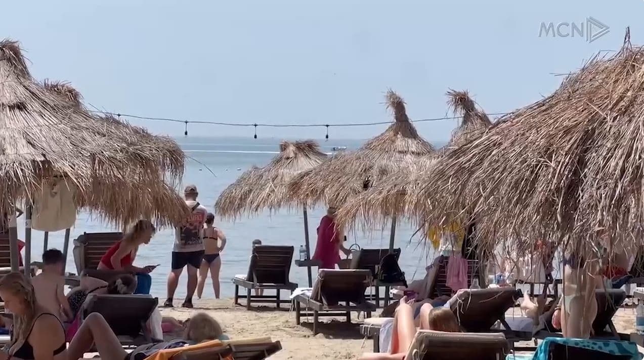 Mbipopullohet plazhi i Durrësit/ Pushuesit: Zgjedhja më e mirë për ditë të nxehta (VIDEO)