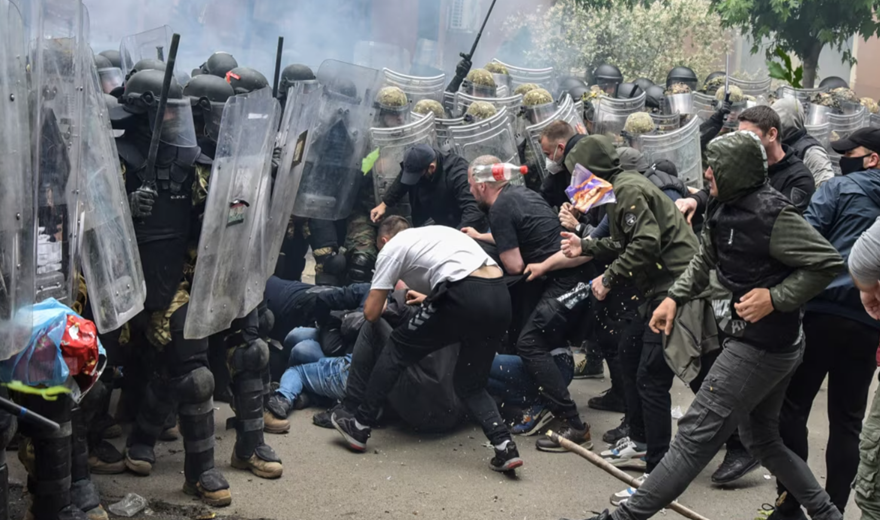 15 muaj burgim dhe gjobë ndaj të akuzuarit për sulm ndaj pjesëtareve të KFOR-it dhe Policisë së Kosovës në Zveçan