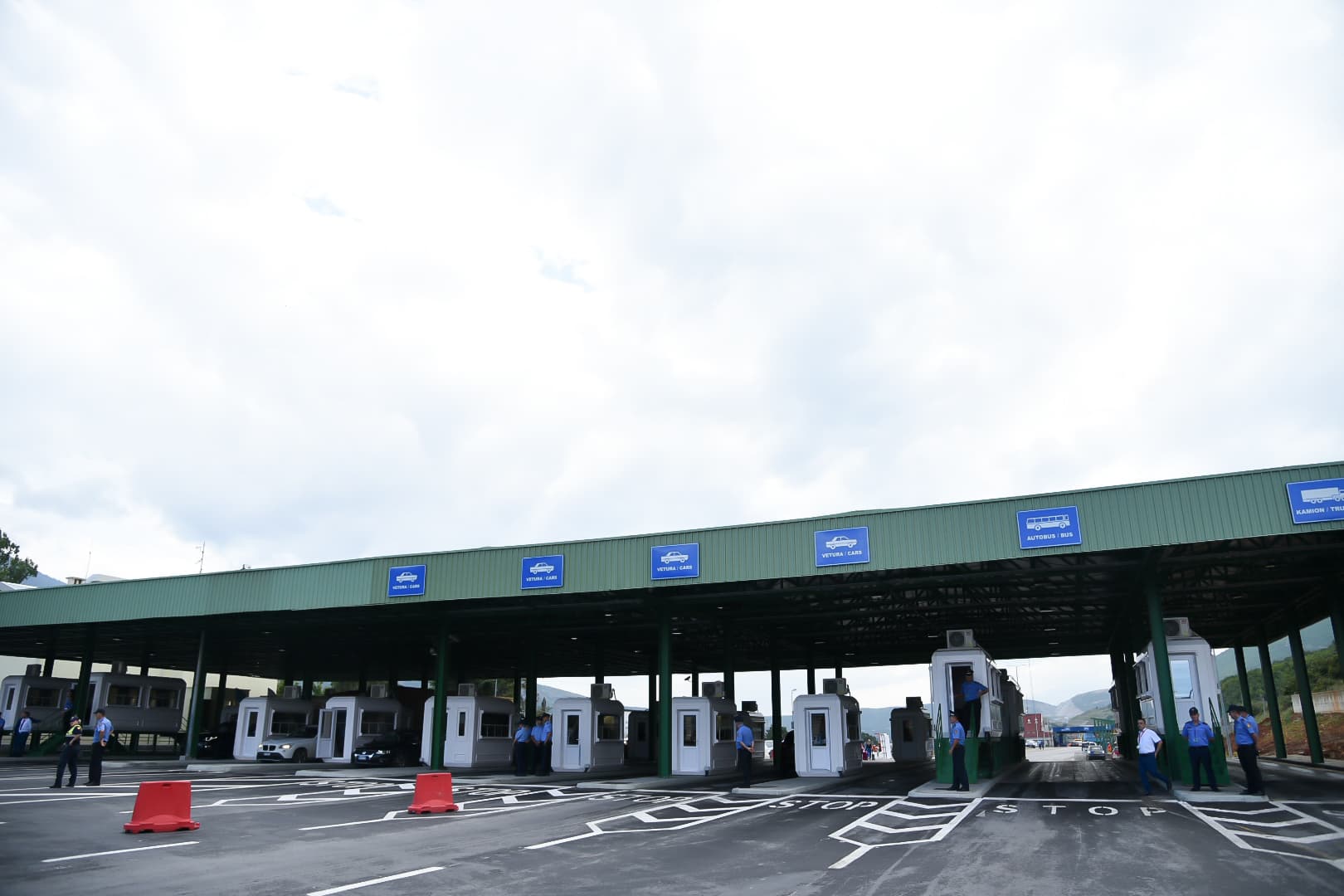 Kontrabandonin pjesë makinash, arrestohen tre persona në Morinë/ Pranga dhe një doganieri