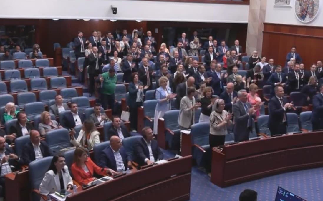 Votohet qeveria e re në Maqedoninë e Veriut/ Gjashtë ministri udhëhiqen nga shqiptarët