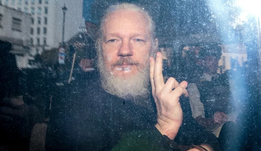 Julian Assange lirohet pasi pranoi fajësinë mbi akuzat për spiunazh