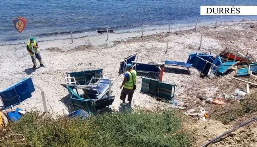 Vendosën çadra e shezlongë në plazhet publike dhe ndërtuan pa leje ‘beach bar’, në hetim 7 persona në Durrës