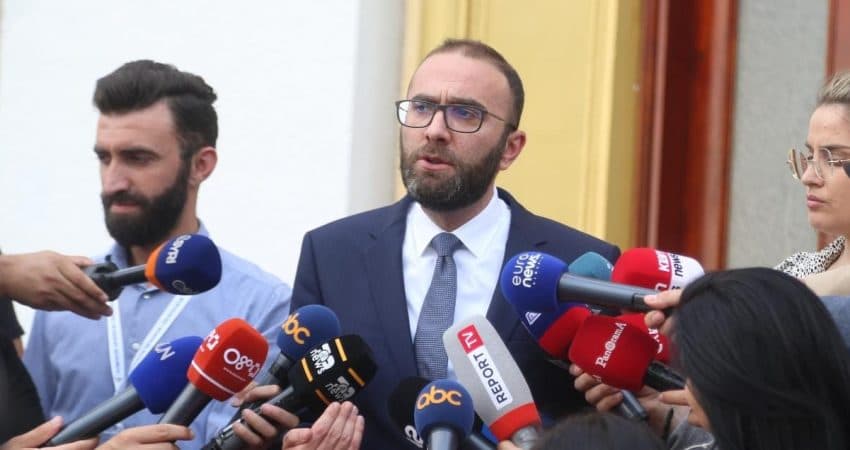 PD, kërkesë për interpelancë me ministren mbi skandalin te Onkologjiku, Bardhi: Berisha s’e rrezikon mandatin
