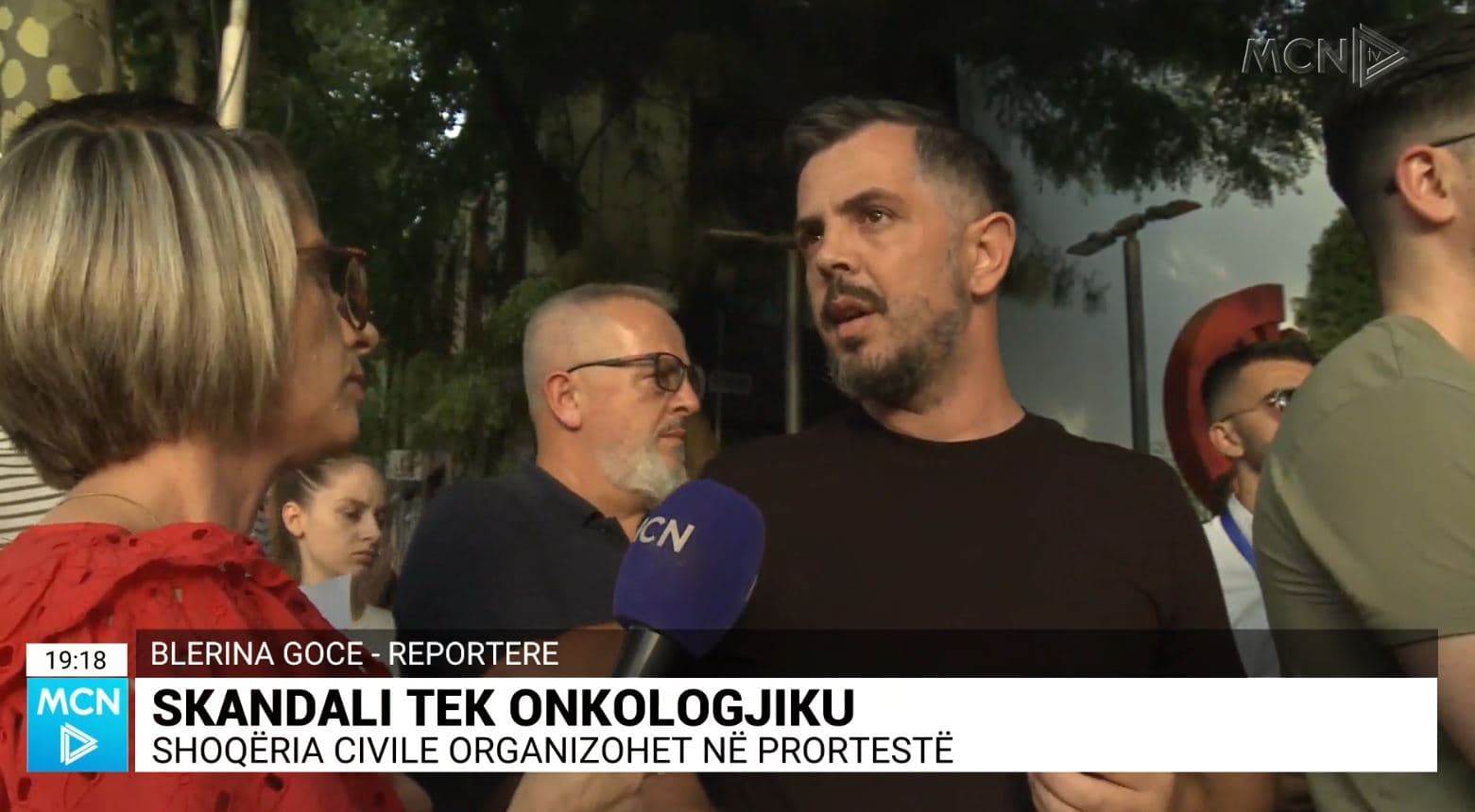 Skandali te Onkologjiku, protestë para ministrisë së Shëndetësisë: Të mos reagosh sot, si të presësh radhën për të vdekur (VIDEO)