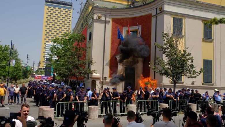 Policia e Tiranës arreston 29- vjeçarin për protestën e së premtes para bashkisë