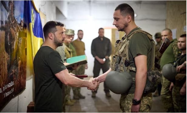 Zelensky viziton trupat në rajonin e Donetsk