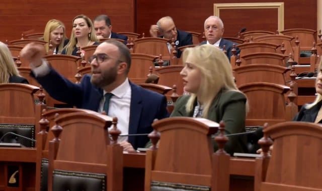 “Jeni kokat e korrupsionit”/ Deputetët e PD kërkojnë dorëheqjen e ministres Koçiu, debate në Kuvend
