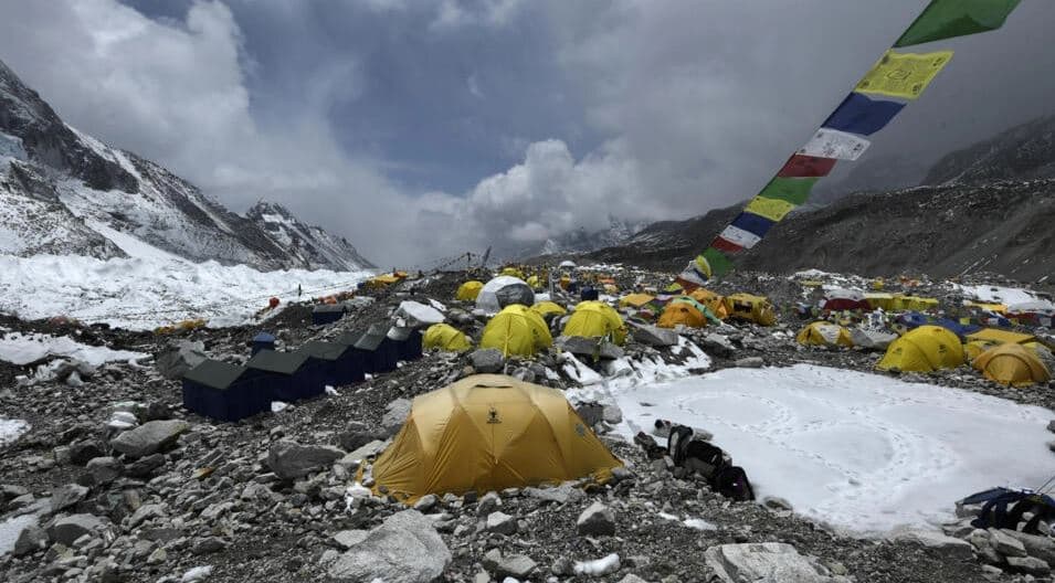 Shkrirja e akullit në ‘zonën e vdekjes’ në Everest zbulon kufomat e alpinistëve