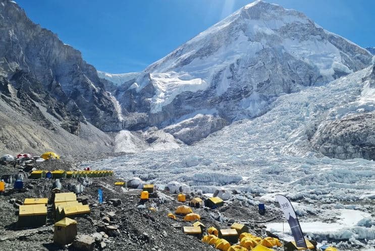 Everest, shkrirja e akullit nxjerr në sipërfaqe trupat e alpinistëve të vdekur