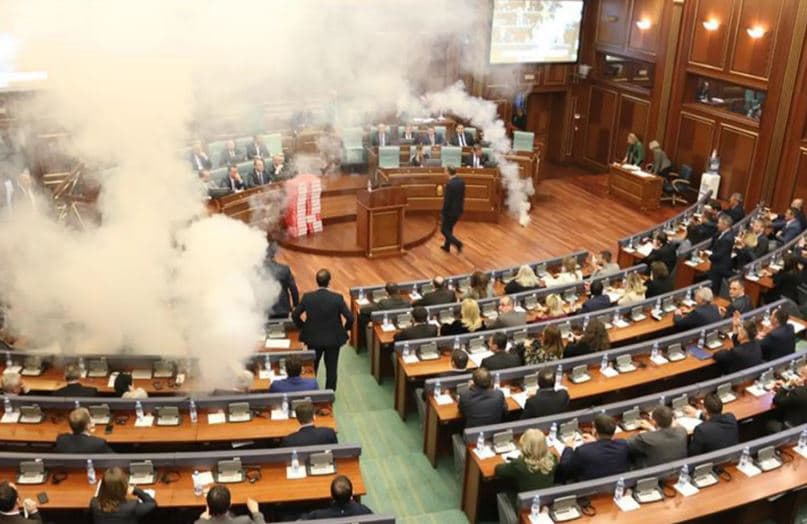     Në 2018 hodhën gaz lotsjellës në Kuvend/ Ngritet aktakuzë ndaj ministrit Sveçla dhe tre deputetëve të tjerë