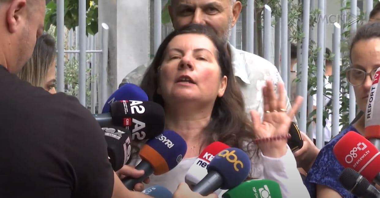 Gjykata lë në fuqi masat për mjekët. Gashi vrapon t’u shpëtojë gazetarëve, mjekja ankohet për fotot
