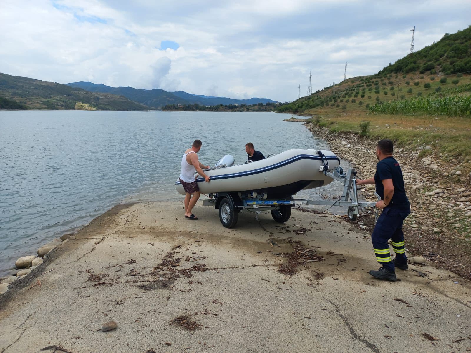 Vuante nga probleme mendore/ Polumbarët në kërkim të trupit të 30-vjeçarit në liqenin e Banjës