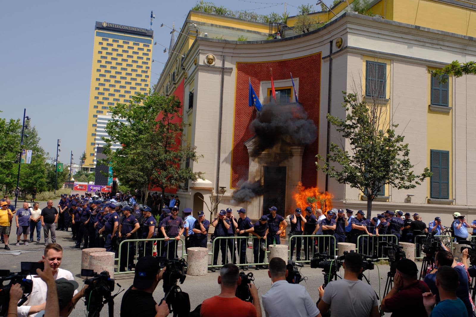 Të premten protestë para bashkisë Tiranë, masat e marra nga policia/ Si devijon qarkullimi