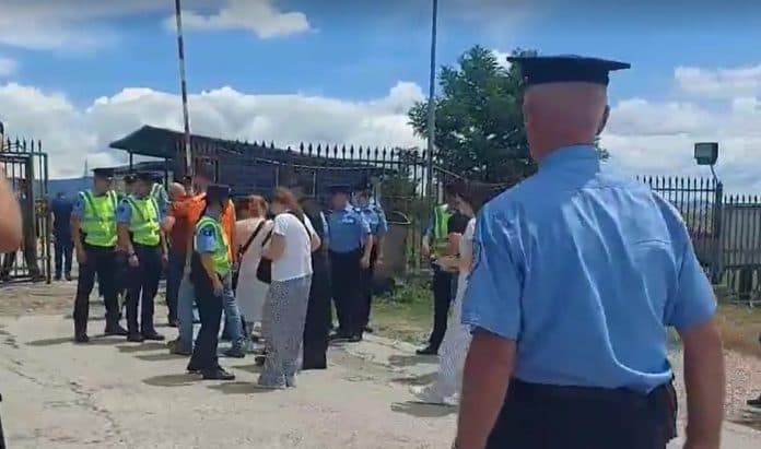   Serbët mblidhen ne Gazimetan për Vidovdan/ Policia e Kosovës largon bluzat dhe flamujt provokues