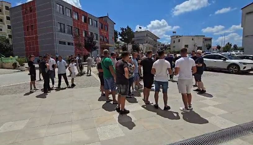 Kundër ndërtimit të TEC/ Banorët e tre fshatrave protestojnë para bashkisë së Roskovecit
