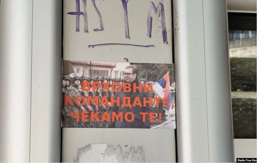 “Komandant suprem, po të presim”/ Postera me foto të Vuçiçit në Veri të Kosovës, reagon Policia
