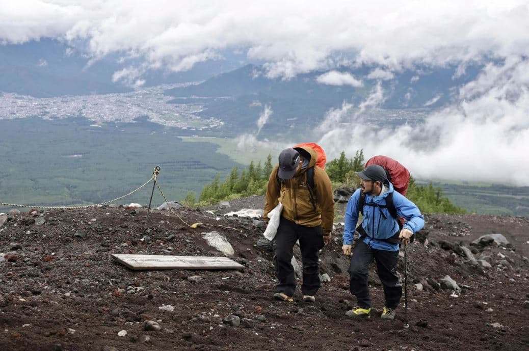 Për të kufizuar turistët, Japonia vendos tarifa të reja për alpinistët e malit Fuji 