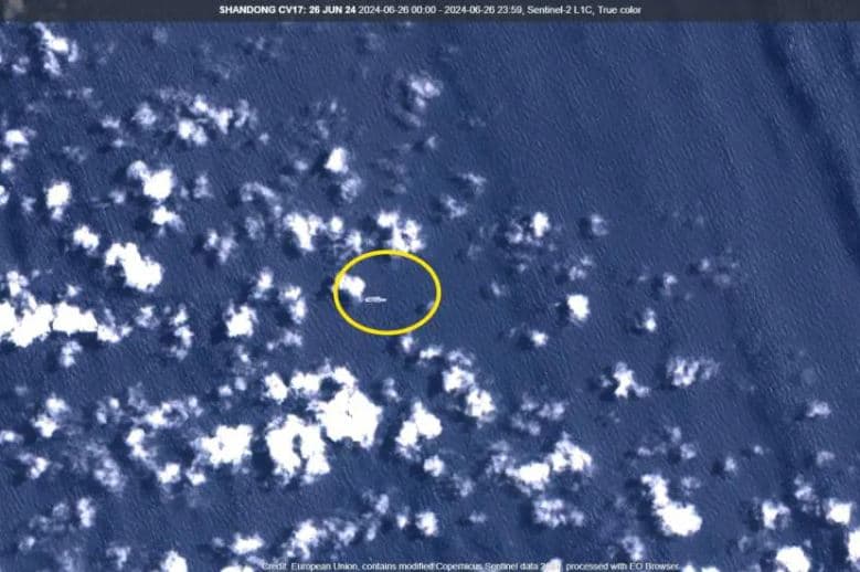 Një aeroplanmbajtëse kineze shihet pranë bazës amerikane