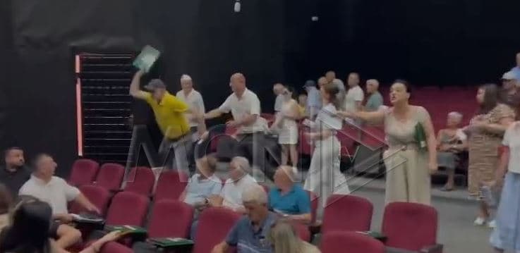 Elbasan/ Qytetarët protestë kundër vendimit për rritjen e çmimit të ujit, goditet me dosje një nga këshilltarët e mazhorancës