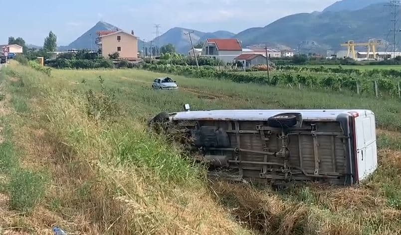 Aksident në aksin rrugor Lezhë-Milot/ Furgoni përplaset me autoveturën, tre të plagosur