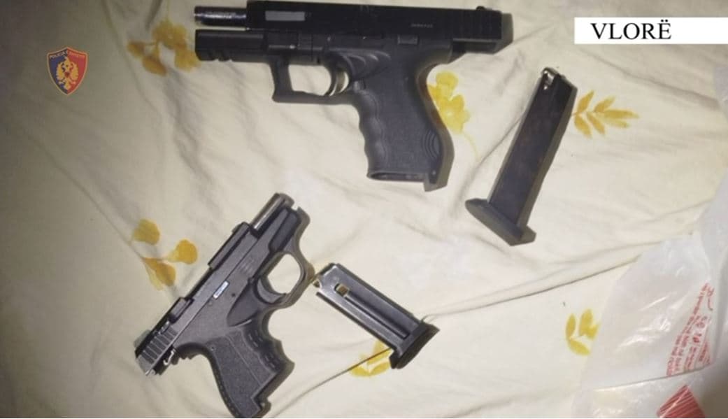 Armë dhe kanabis në banesë, arrestohet një person në Vlorë