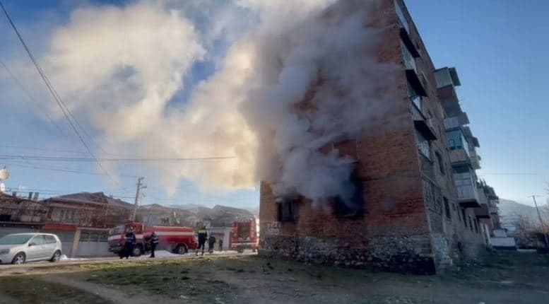 Zjarr në një banesë në Korçë, gruaja hidhet nga kati i katërt për t’u shpëtuar flakëve