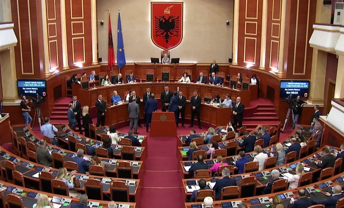 Tensione dhe përplasje në Kuvend, Nikolla i heq fjalën Nokës (VIDEO)