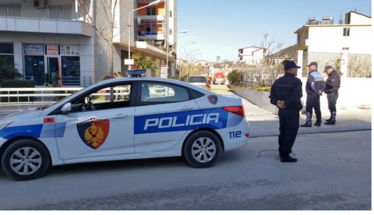 Lëvizte me armë me vete, arrestohet 28-vjeçari në Elbasan/ Në shtëpi iu gjetën municione dhe kanabis