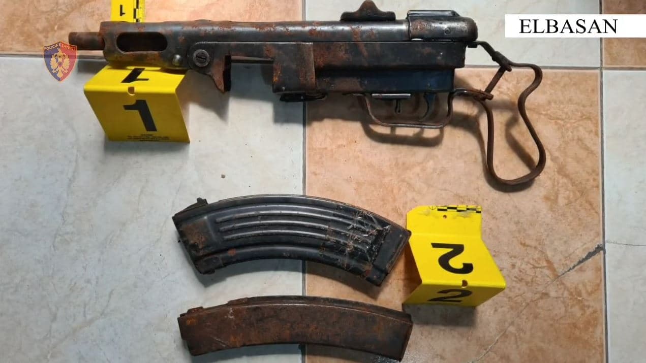  Lëvizje i armatosur me kallashnikov e municion/ Arrestohet në flagrancë 21-vjeçari në Elbasan